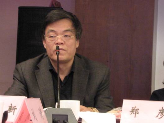 课题副主持人杜立新研究员主持会议